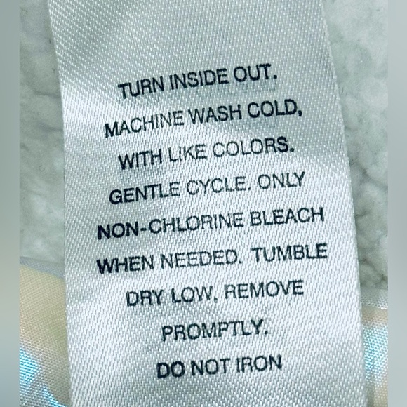 Disney 2T Minnie Mouse Iridescent Puffer Vest with Bow & Ears on hood. - Picture 4 of 6